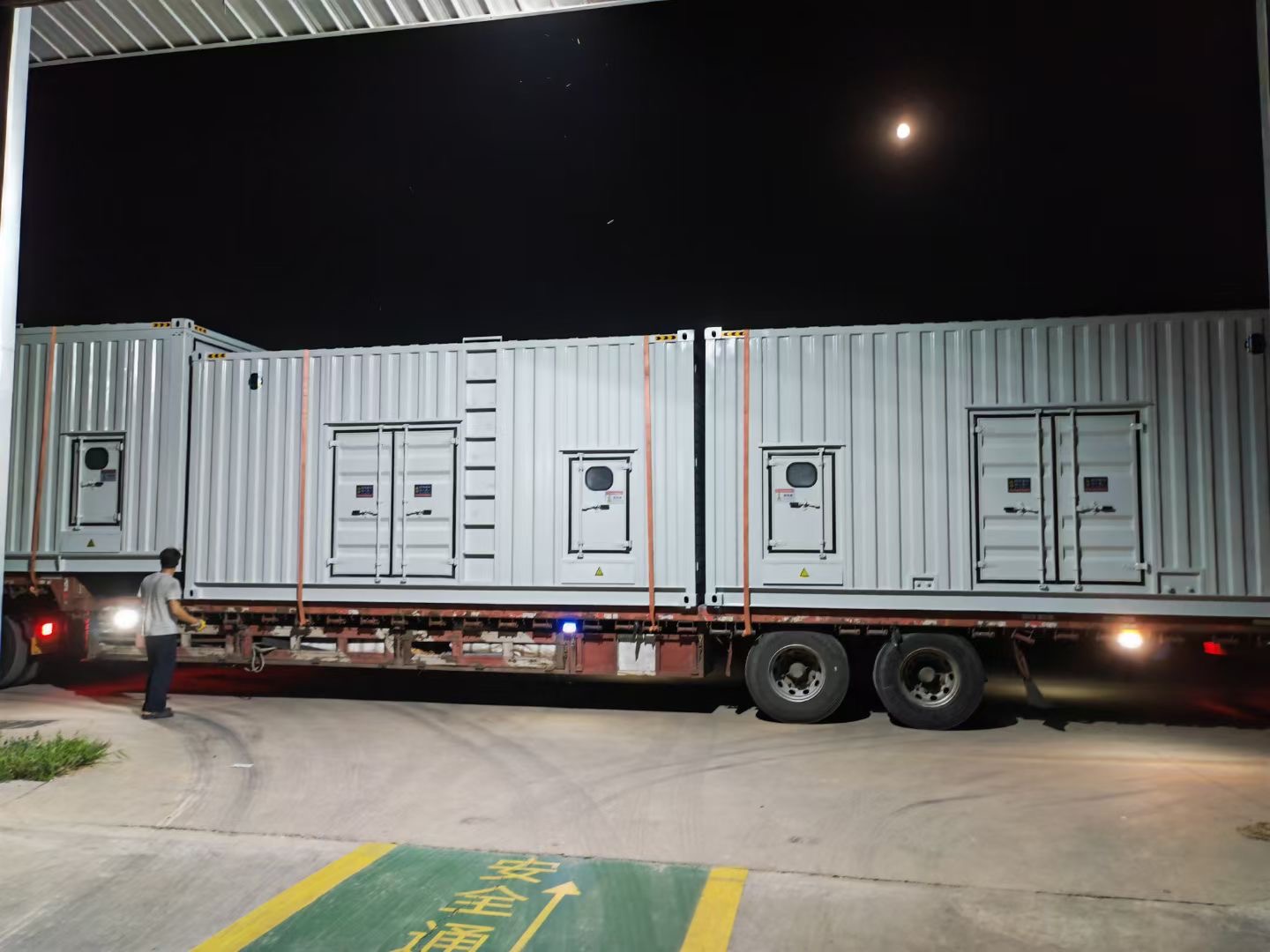 逊克县建龙集团矿业 2000KW高压集装箱式机组  两台并机  